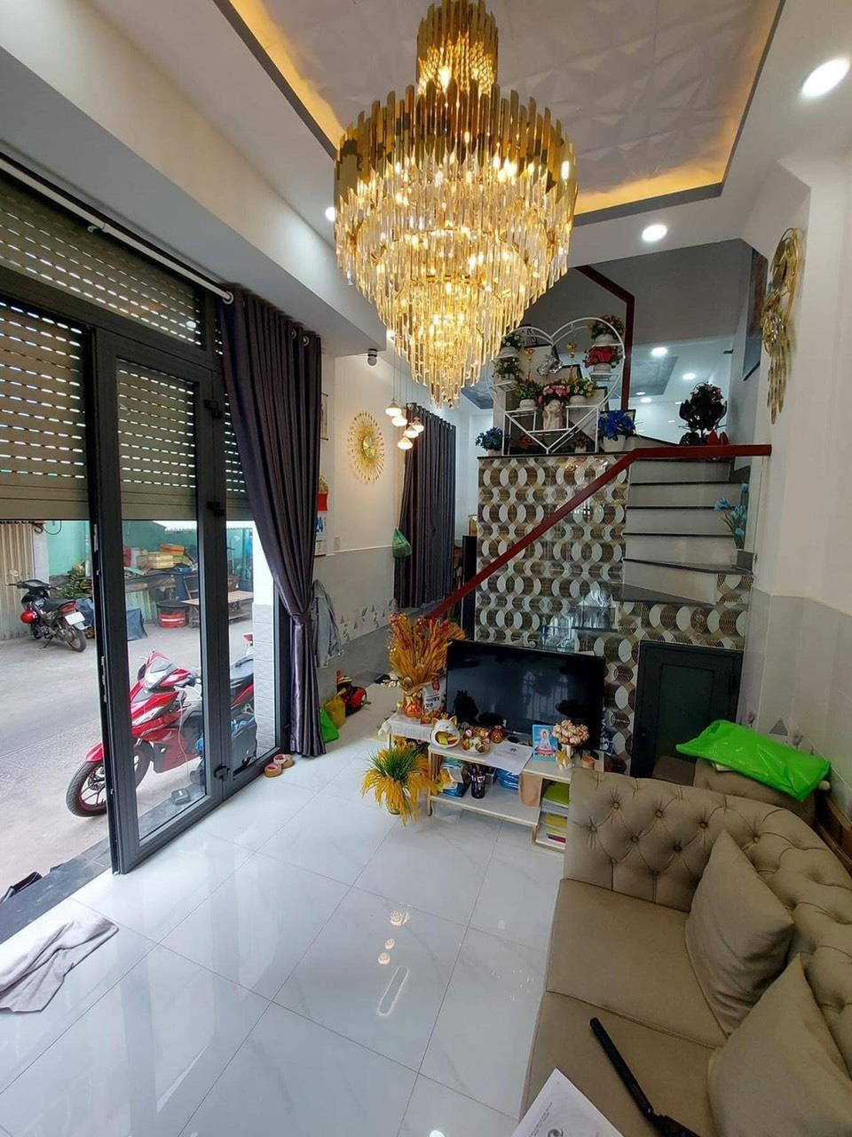 NHÀ GÓC 2 MẶT Ở NGAY HẼM VỊ TRÍ KINH DOANH SUNG QUẬN 4 HẼM XE HƠI ĐỔ CỬA CHỈ 4 TỶ HƠN