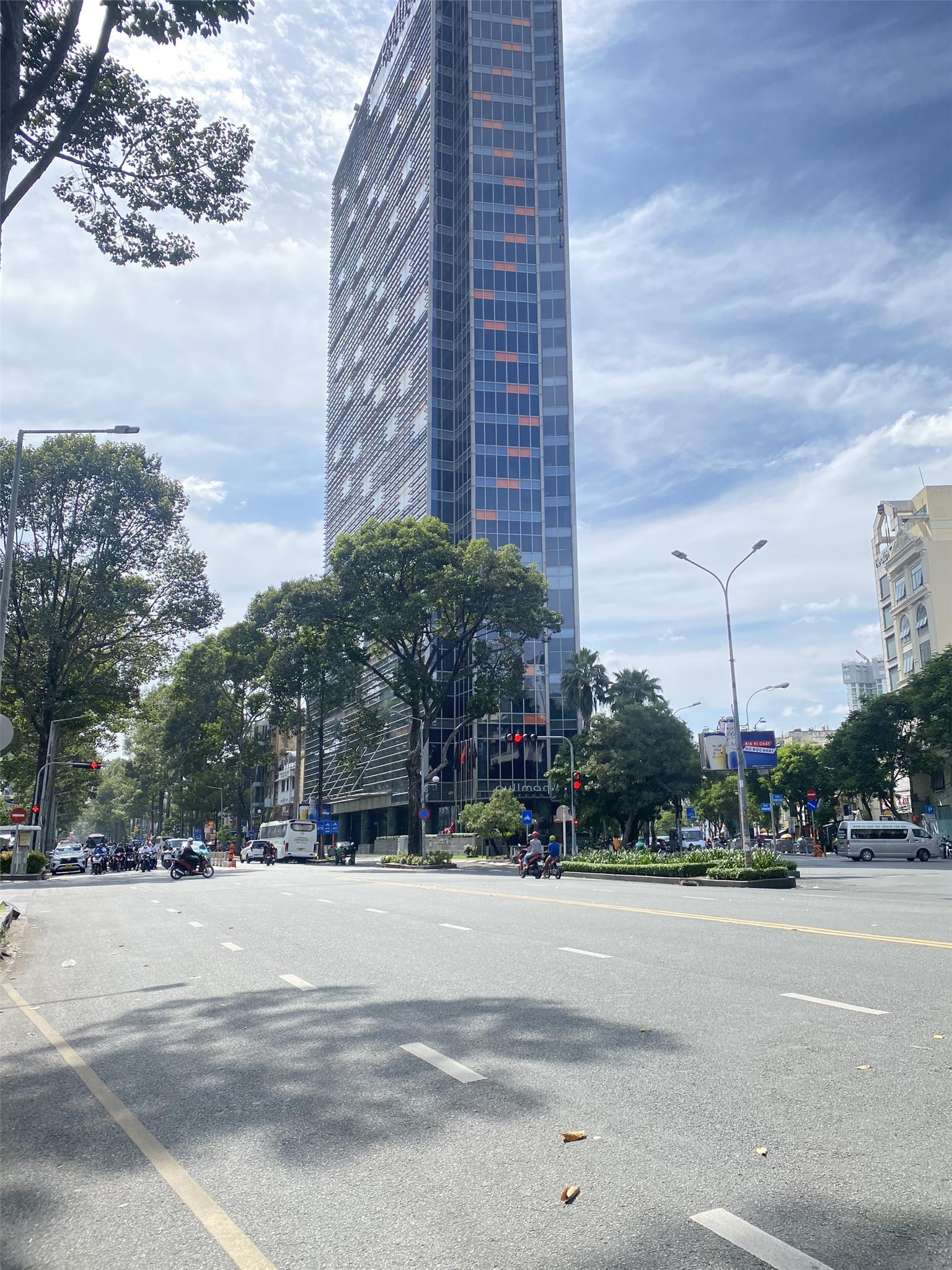 Bán Tòa nhà Văn phòng Trần Hưng Đạo, Q1, 15 tầng, 570m2 đất, 5.100m2 sàn, giá 989 tỉ