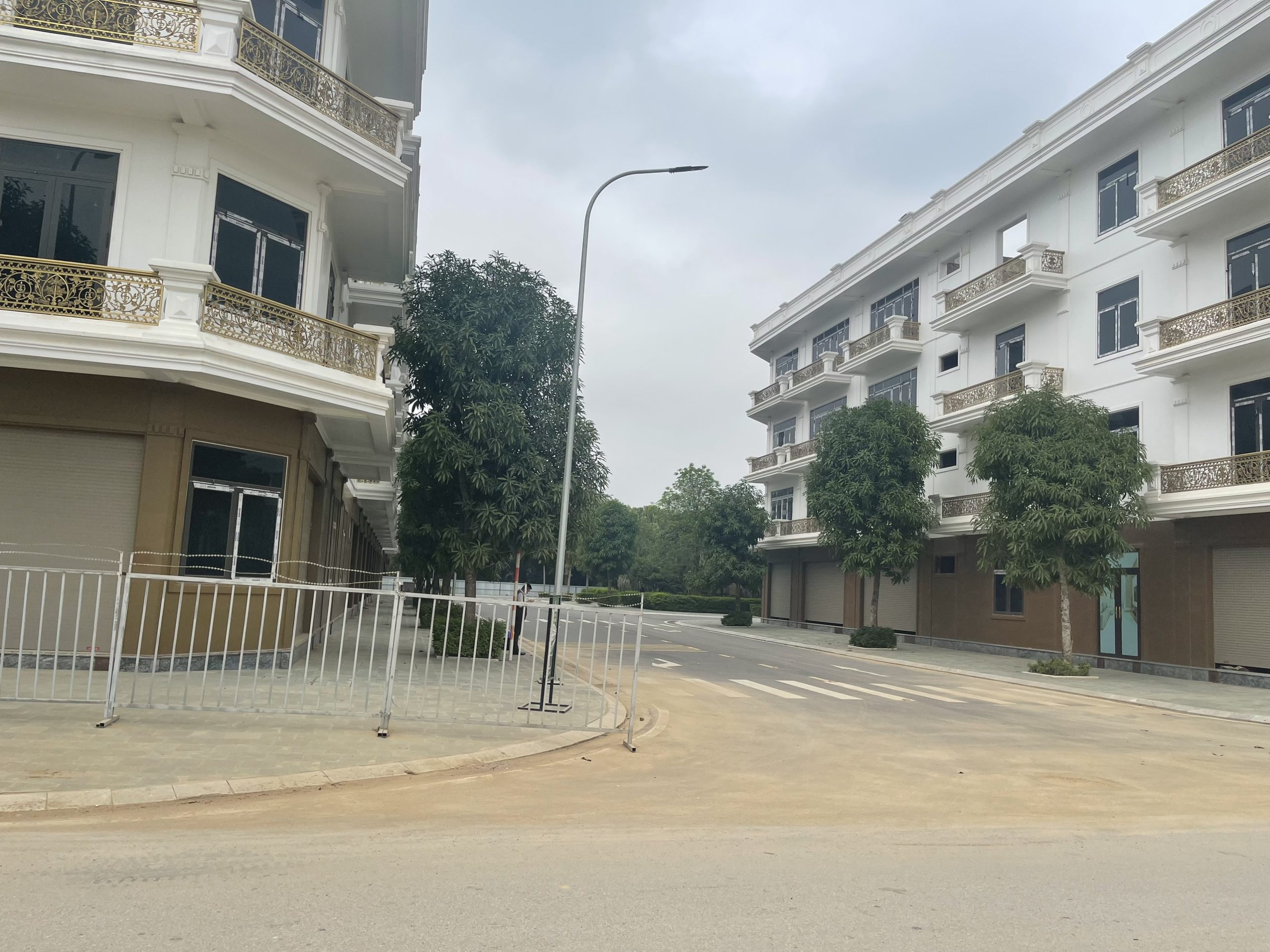 NHẬN NHÀ KINH DOANH. THANH TOÁN SAU. NHÀ 4 TẦNG, VIEW 3 TÒA CHUNG CƯ: LH: 0966343969