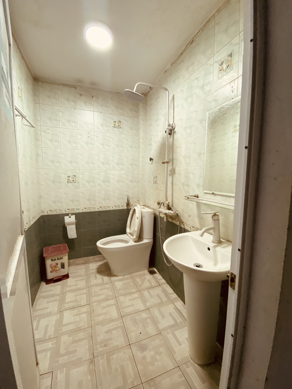 Nhà Lý Sơn, DT 50m, 3 tầng, 3 ngủ, kinh doanh, ô tô giá 9 triệu/ tháng.