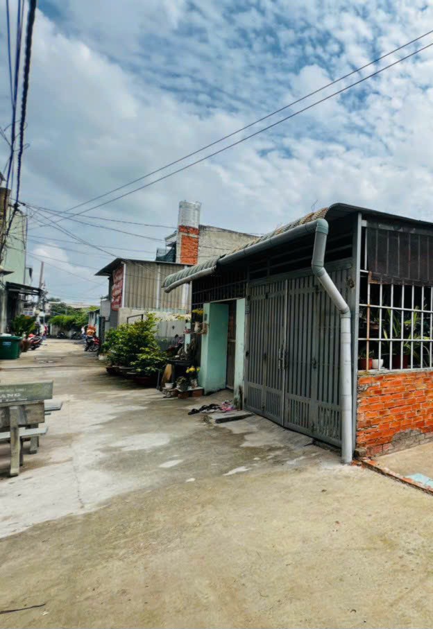 CẦN BÁN GẤP CĂN NHÀ VỚI GIÁ RẤT RẺ - ĐẤT FULL THỔ CƯ - NGAY PHẠM VĂN HAI. BÌNH CHÁNH - CHỈ 2.9 TỶ. LIÊN HỆ: 090.314.9262