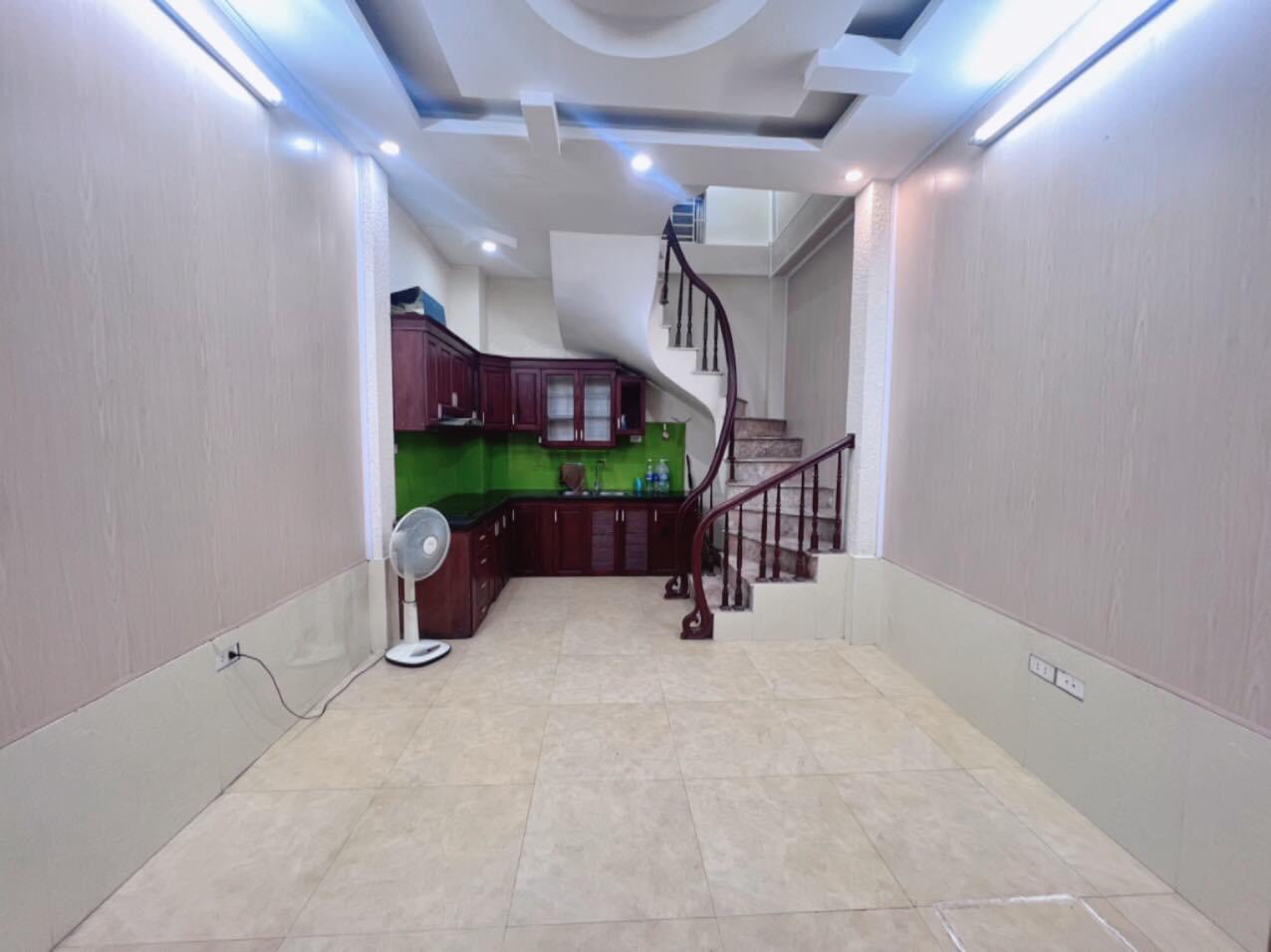 HIẾM NHÀ 5 TẦNG VĂN HƯƠNG,ĐỐNG ĐA, 24M(T2:26M), MT 3,8M, GẦN PHỐ, NGÕ RỘNG, CHÀO 2,69 TỶ