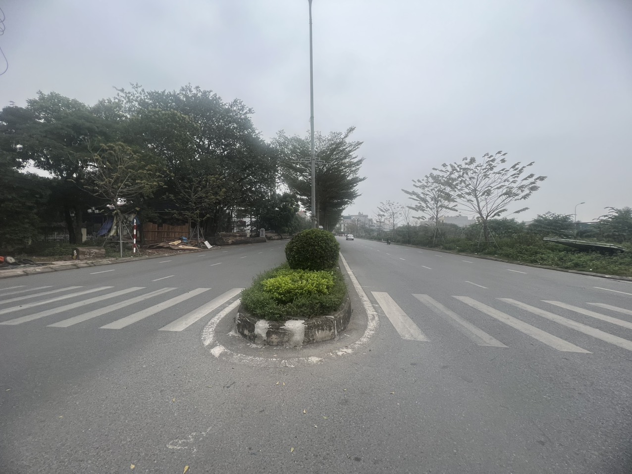 MỘT NĂM KINH TẾ BUỒN. TẾT NHẤT ĐẾN NƠI RỒI CÁC BÁC Ạ Dt 100 m mt 5 m view vườn hoa giá 1.950 tr HƯƠNG MẠC TP TỪ