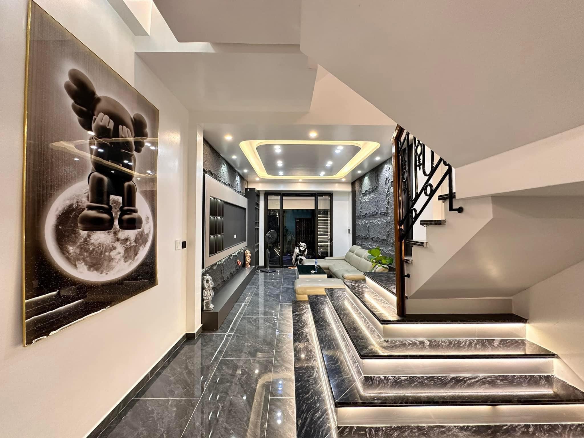 NHÀ ĐẸP SÂN CỔNG RIÊNG PHỐ TRẦN NGUYÊN HÃN