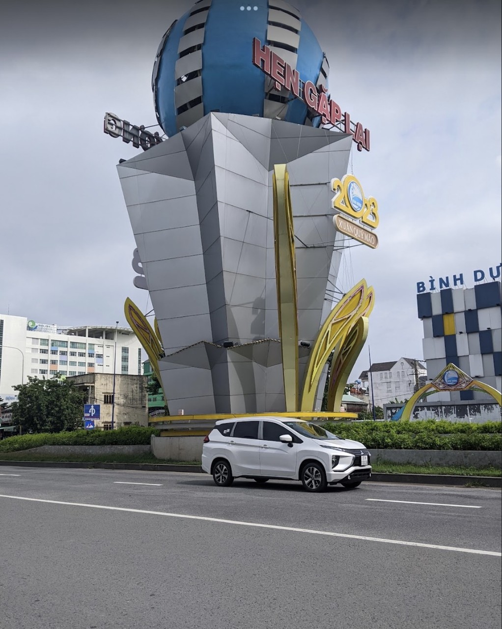 chủ ngộp cần bán gấp căn 2 tầng 5,3 tỷ cổng chào bình dương . 120m2 sổ hông hoàn công ,công chứng trong ngày.