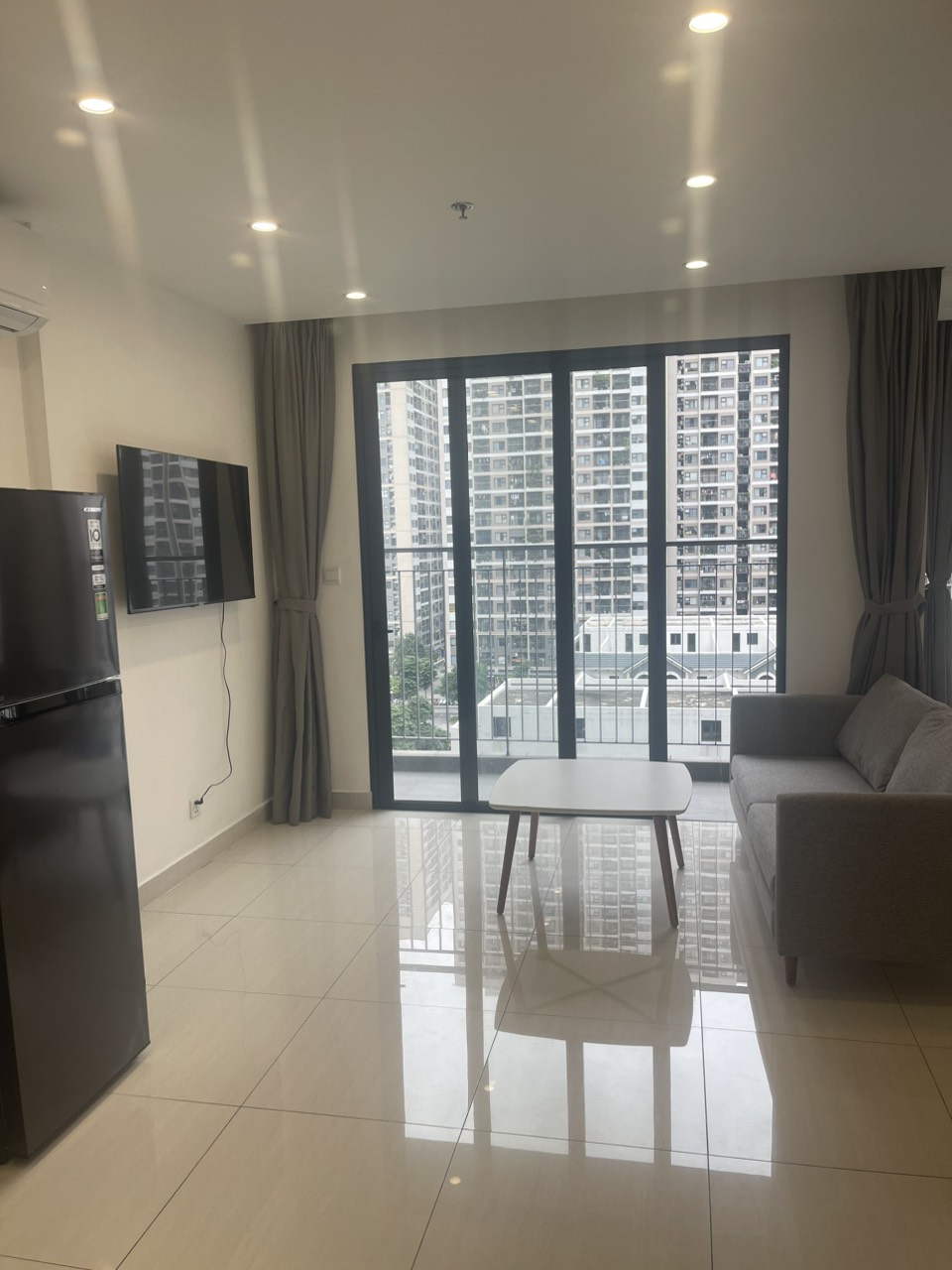 Bán gấp căn hộ S2.05 Vinhomes Smart City, Căn góc, 63m2, 2N + 2VS, miễn TG