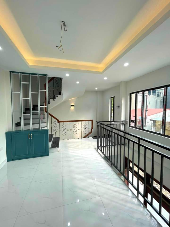 Việt Hưng, Long Biên 30m2, 6 tầng, 6m mặt tiền, giá hơn 3 tỷ