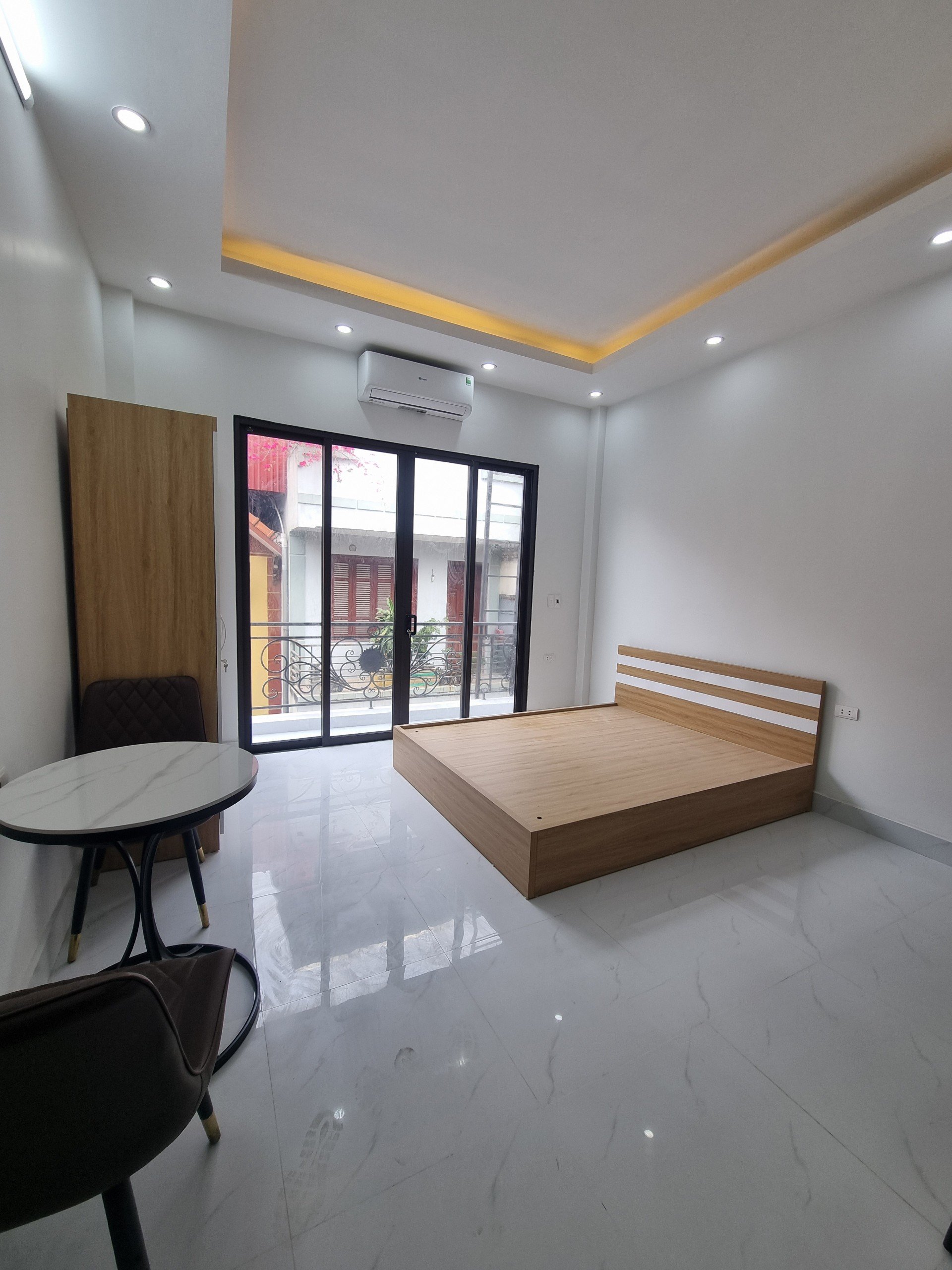 H115 Bán nhà 5 tầng Ngõ 180 Trần Duy Hưng ô tô qua DT 60 m2, MT 4.2 m, giá 8,3 tỷ cho thuê 50 tr/tháng.