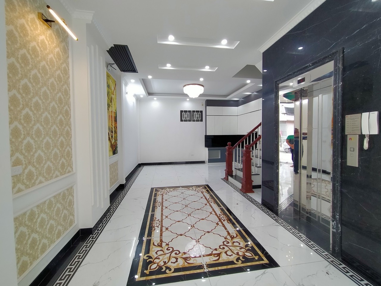 Nhà Đẹp Hồng Tiến 5 Tầng xây mới chỉ 6 tỷ thang máy nội thất sịn