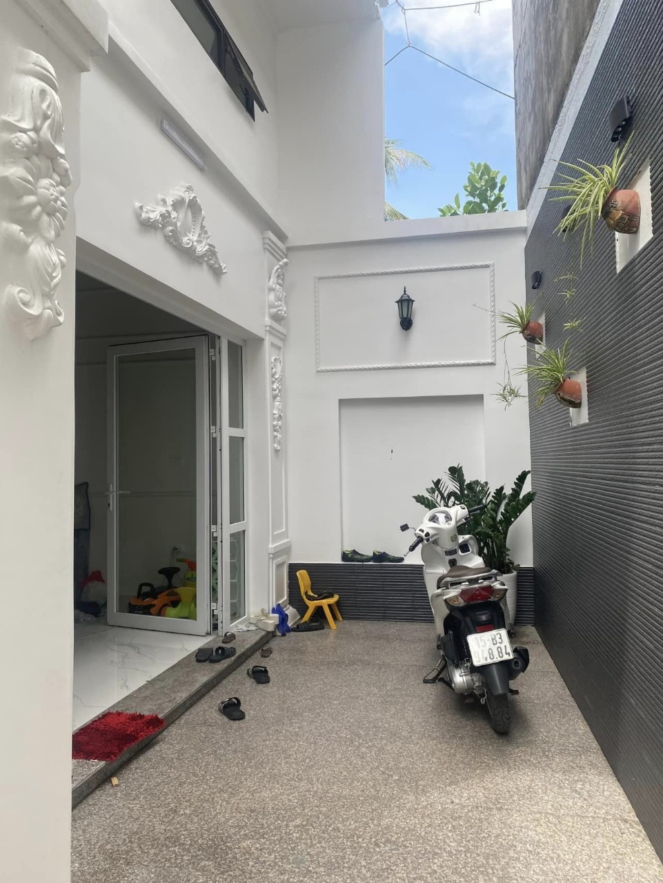 Bán nhà Vũ Trọng Khánh - Lạch Tray, diện tích 67m x 2.5 tầng GIÁ 2.25 tỉ, sân riêng