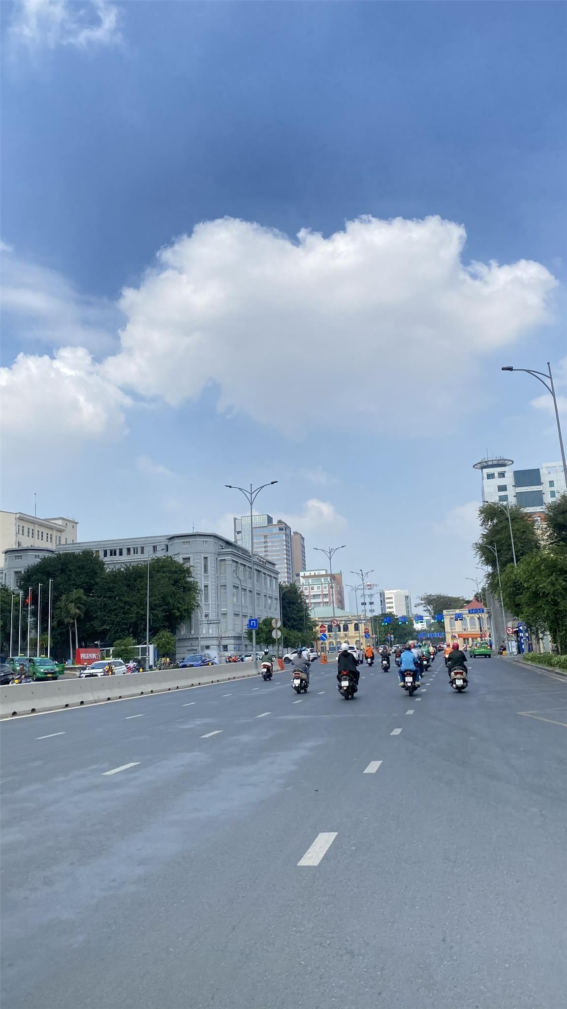 Bán nhà Lê Thánh Tôn, Q1, 4 tầng, 3,5 x 9m, cho thuê 1.200 USD/tháng, giá 9,5 tỉ