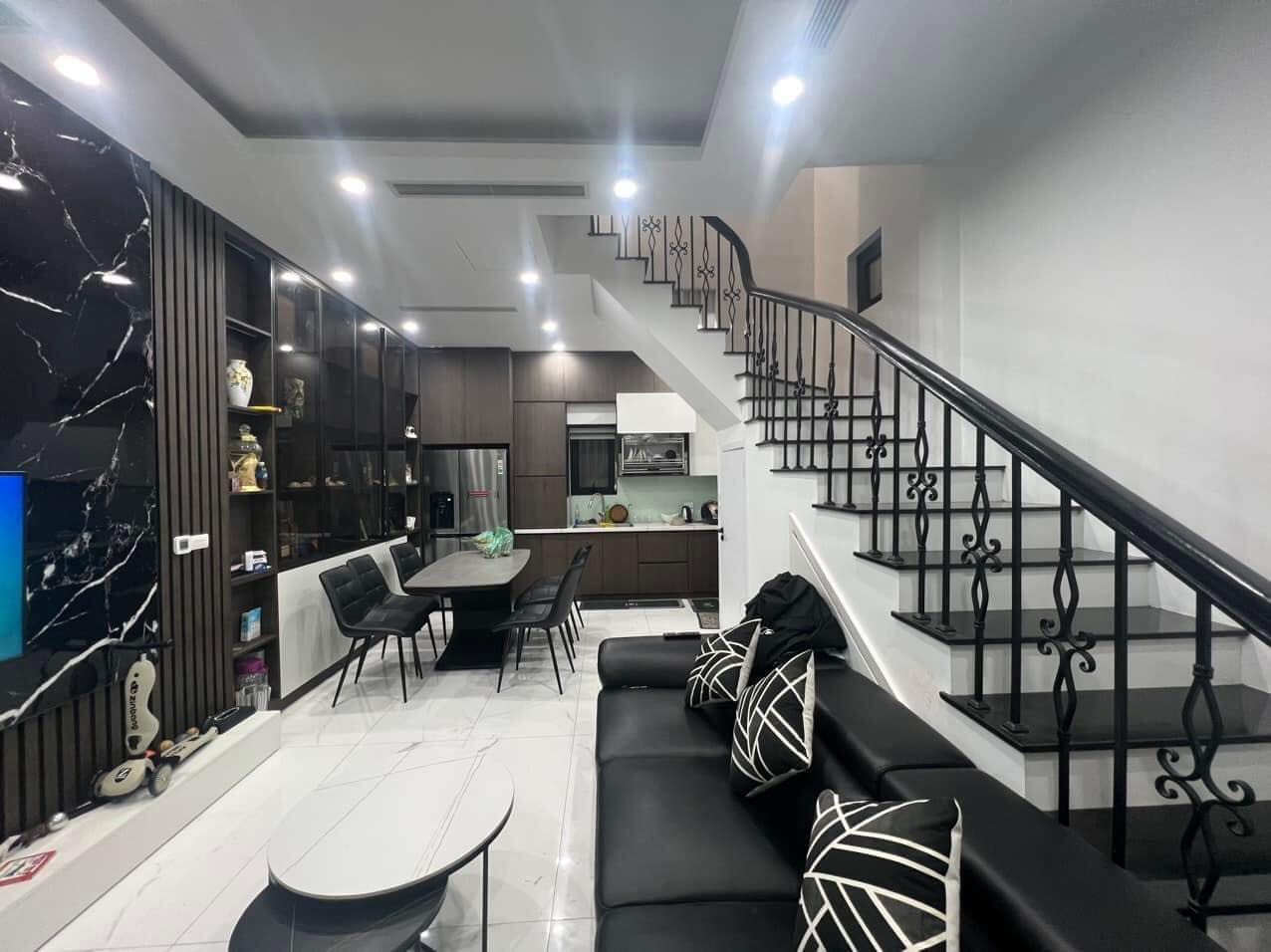 HIẾM NHÀ 5 TẦNG ĐẸP LÁNG HẠ, ĐĐ, 40M, MT 4,4M, LÔ GÓC, FULL NỘI THẤT, SỔ A4, CHÀO 6,8 TỶ