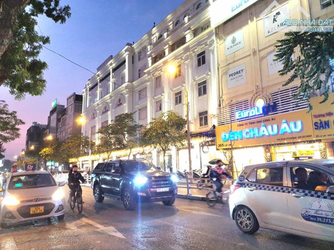 BÁN NHÀ MẶT PHỐ CÁT LINH, ĐỐNG ĐA. 3 TẦNG, MT GẦN 4M, GIÁ NHỈNH 10 TỶ. LÔ GÓC, VỈA HÈ.