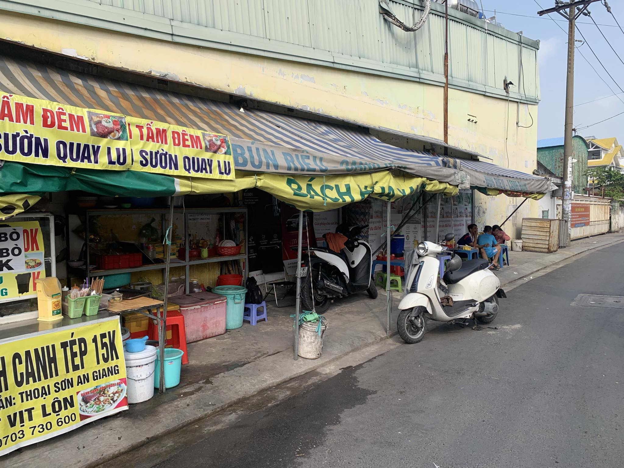 Quận Bình Tân ,Hot Hot ! Giá Rẻ – Sản Phẩm Đẹp SANG QUÁN ĂN VỈA Hè Dài 20m , thuê chỉ có 2 tr / tháng, Tel