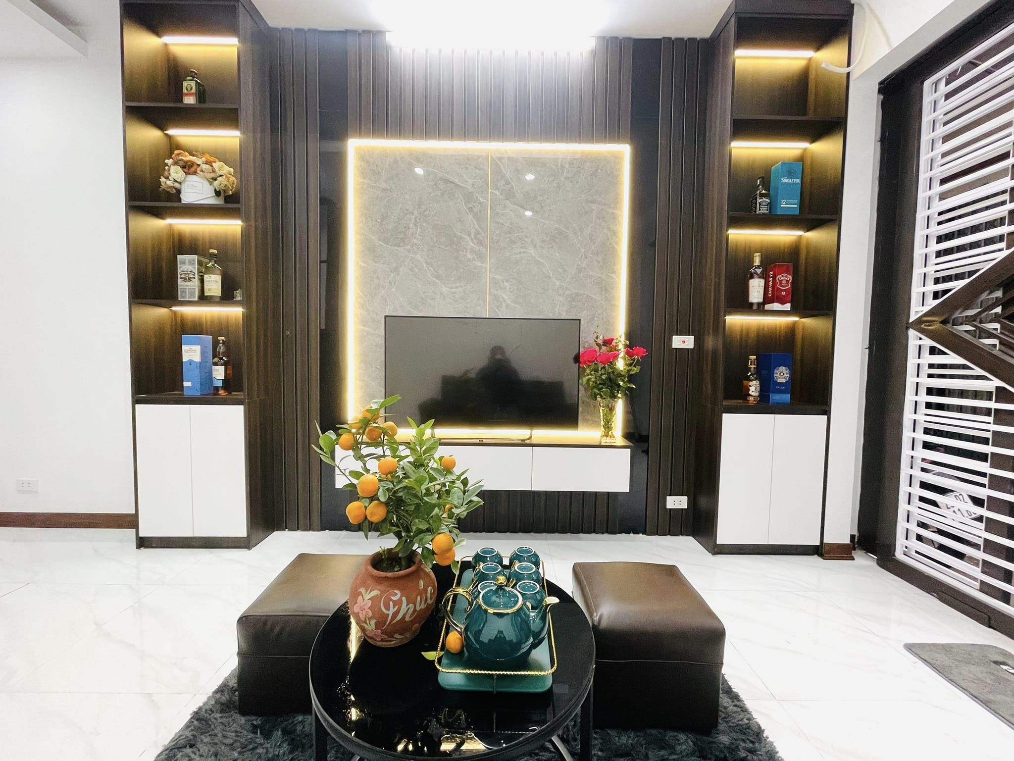 Cơ Hội Vàng! Bán Nhà Phố Đê La Thành ,40m2, 4 Tầng, Nội Thất Full, Ngõ Nông - Chỉ 4 Tỷ!