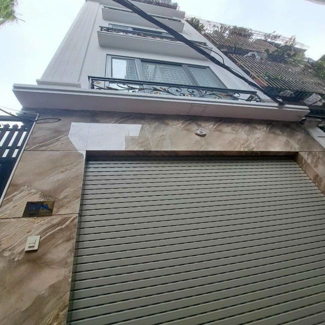 Chính chủ cần bán lại căn nhà 6 tầng ( tầng 6 là sân vườn nướng BBQ ) full nội thất trong ngõ 67 Thái Thịnh