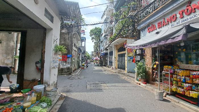 Bán nhà C4 tại ngõ 49 Đức Giang 70m, ngõ thông, oto moning chỉ nhỉnh 3 tỷ TL. LH: 0936123469