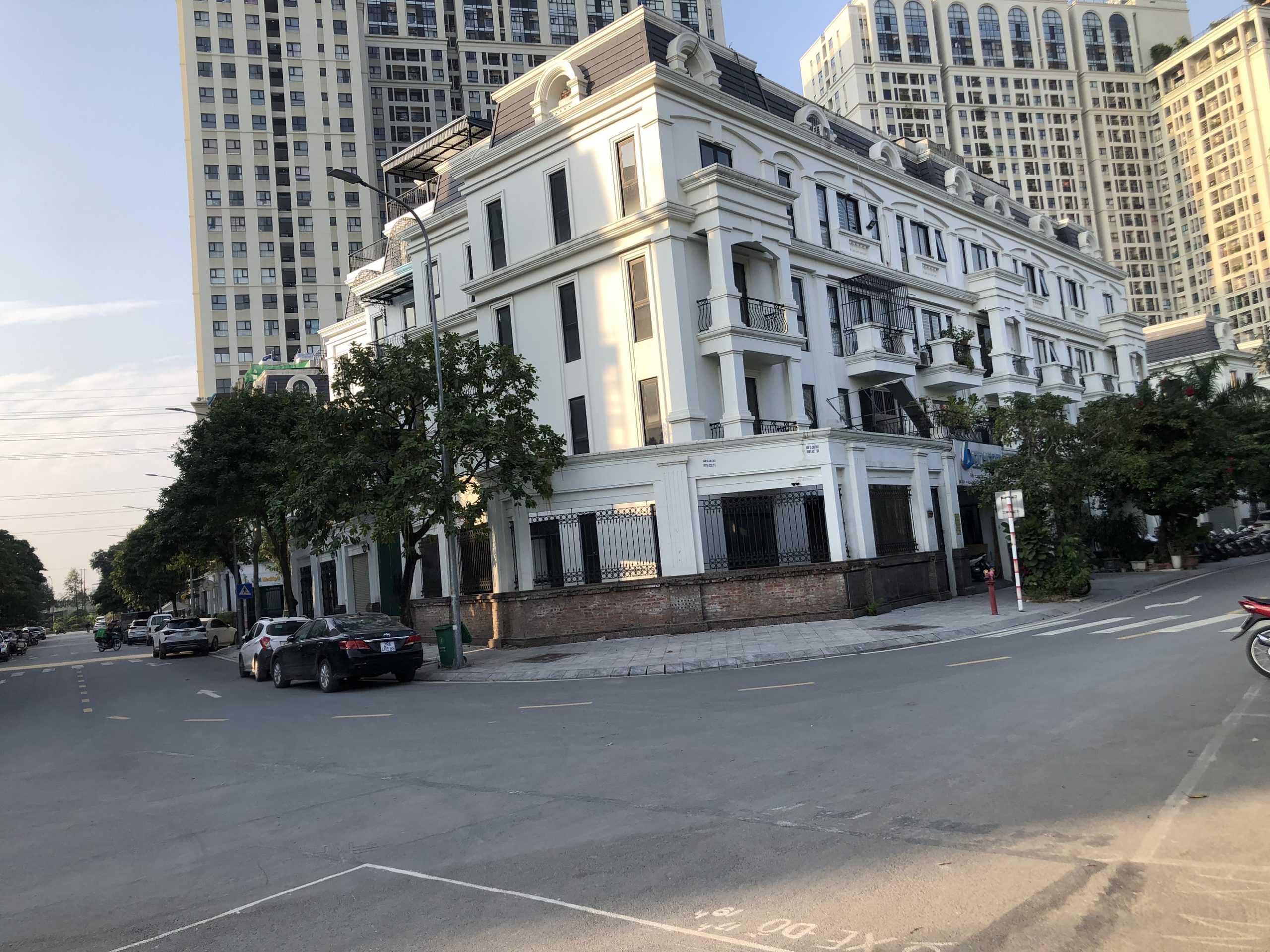 ĐẦU TƯ, NHÀ PHỐ LÔ GÓC, MẶT TIỀN LỚN NGAY CẠNH LÀNG VIỆT KIỀU CHÂU ÂU