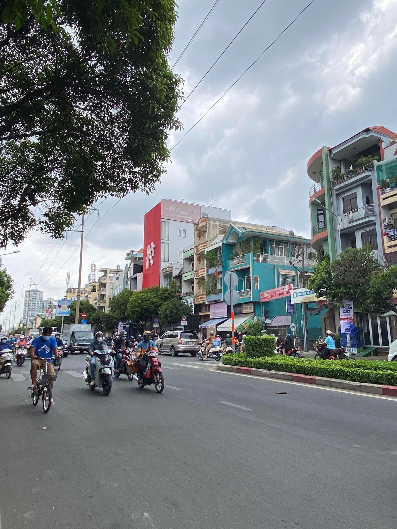 BÁN NHÀ LẠC LONG QUÂN Kết cấu: trệt, 2 lầu, sân thượng. Có 16 phòng nhỏ đang cho thuê giá 24 tỷ