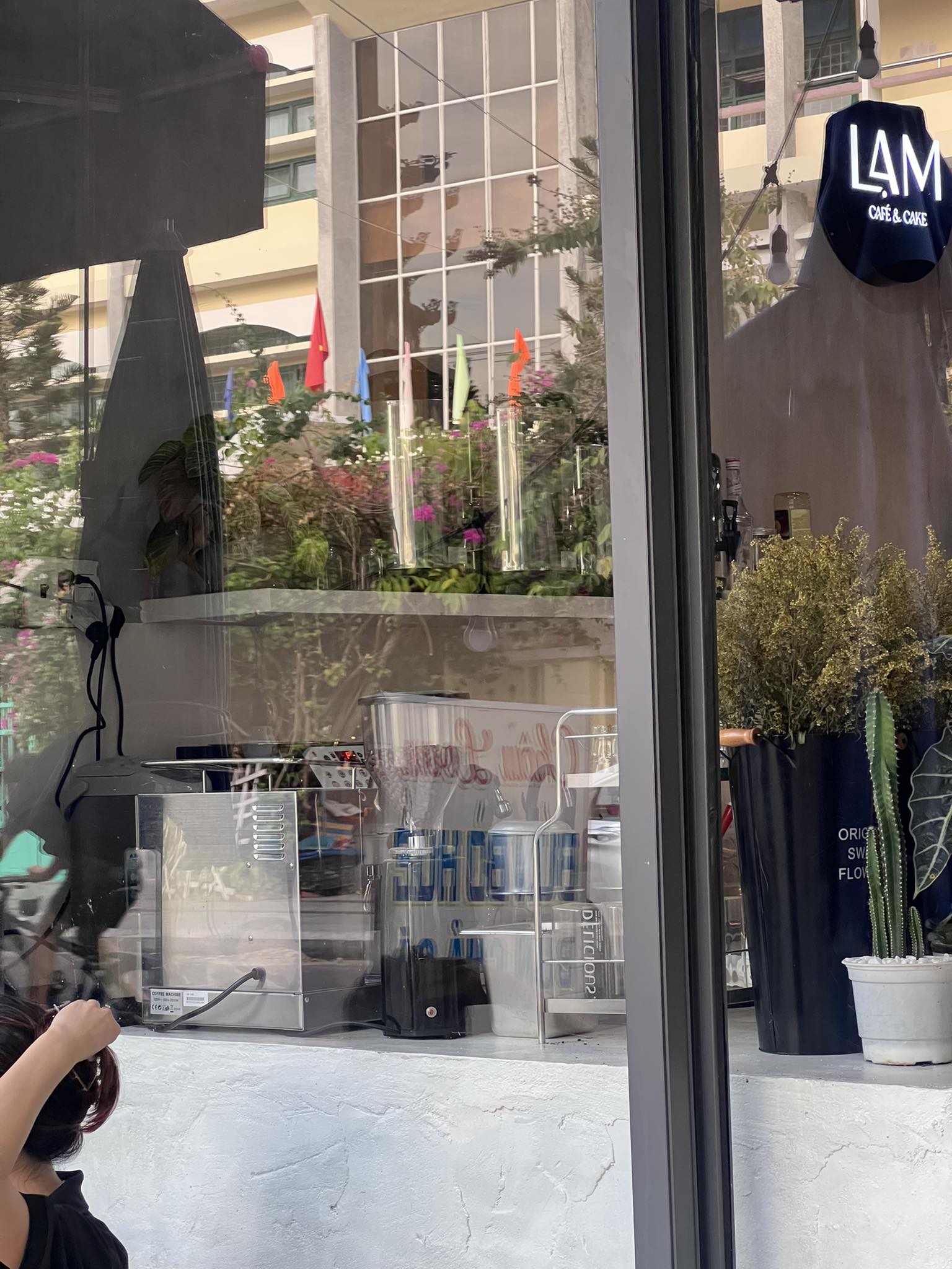 Vì nhu cầu mở rộng kinh doanh nên em cần sang lại quán cafe ạ