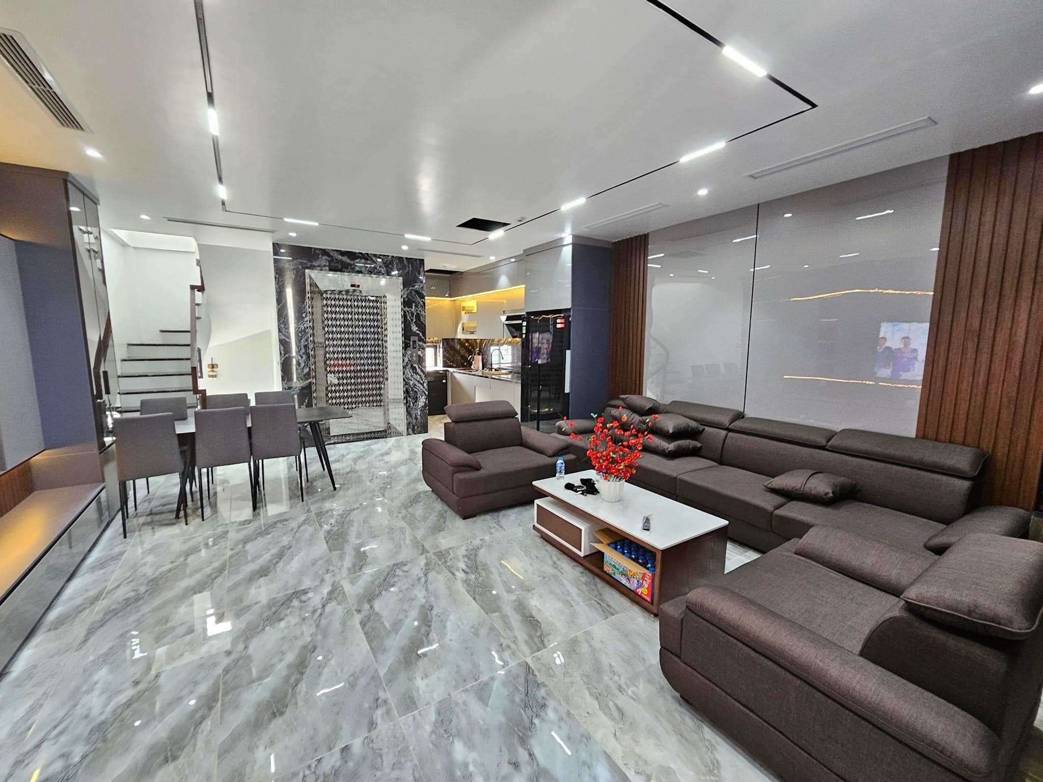 BÁN NHÀ NGUYỄN VĂN CỪ- 45m2x 6m- ĐƯỜNG 13m- ĐỐI DIỆN BERRIVER-VỊ TRÍ ĐẮC ĐỊA- SIÊU HIẾM NHÀ BÁN- THANG MÁY- KINH DOANH ĐỈNH