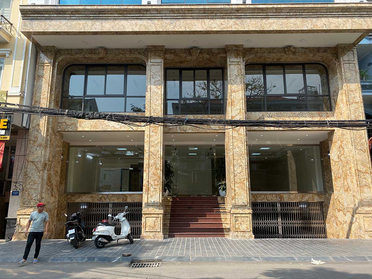 Cho Thuê Tòa Văn Phòng 9 Tầng MP Hoàng Ngân.Vị Trí Lô Góc. DT 400m2. Giá 27.000USD/th