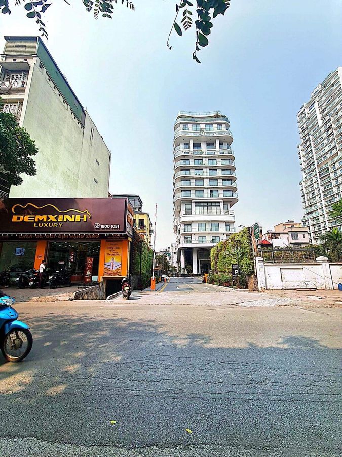 Bán nhà mặt phố Hoàng Hoa Thám, Ba Đình 131m2 x 4T - mt 6.1m - 35 tỷ