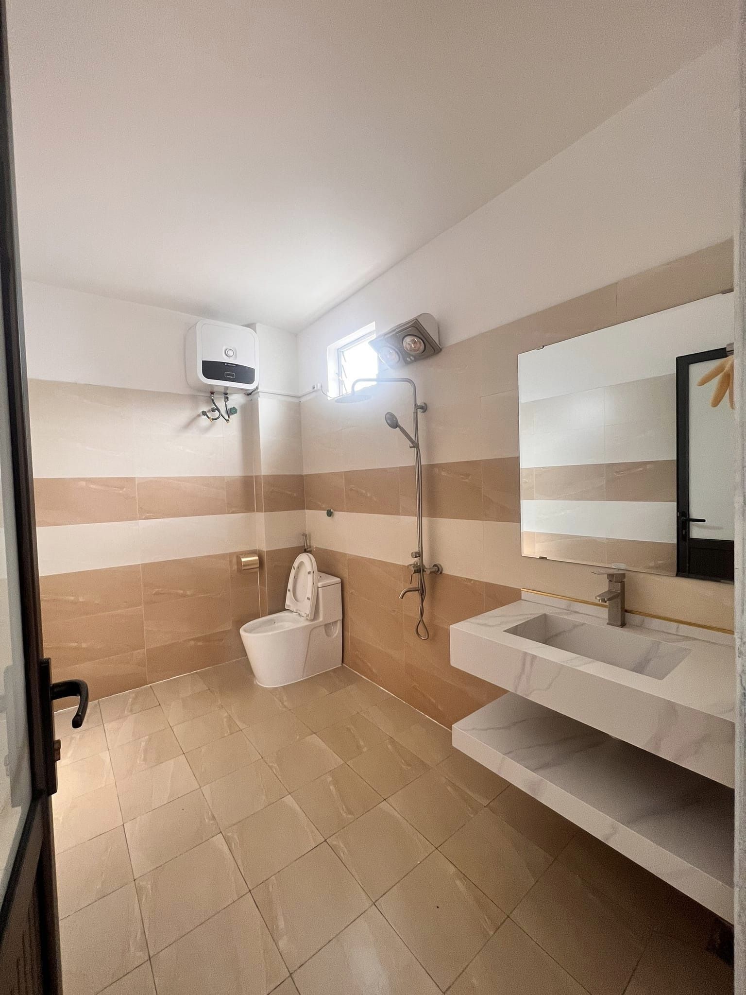 Nhà đẹp đón tết Ỷ La mới nguyên tem ngõ rộng thoáng mặt tiền rộng, 36m 5tầng 3.35tỷ