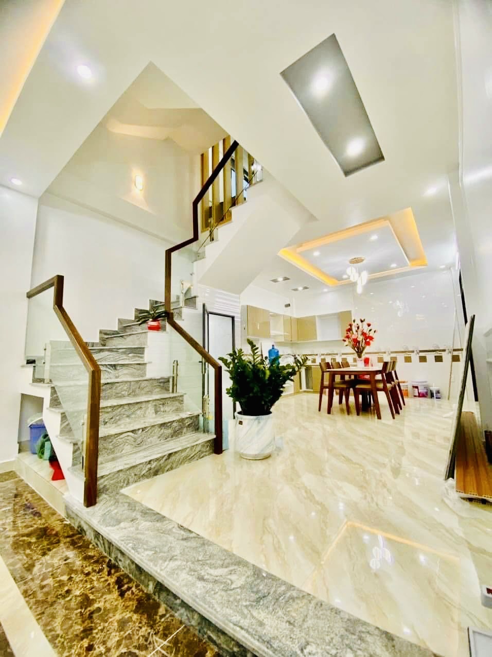 NHÀ MỚI MIÊU NHA ÔTÔ ĐỖ CỬA VÀO NHÀ ÔTÔ TRÁNH 15M