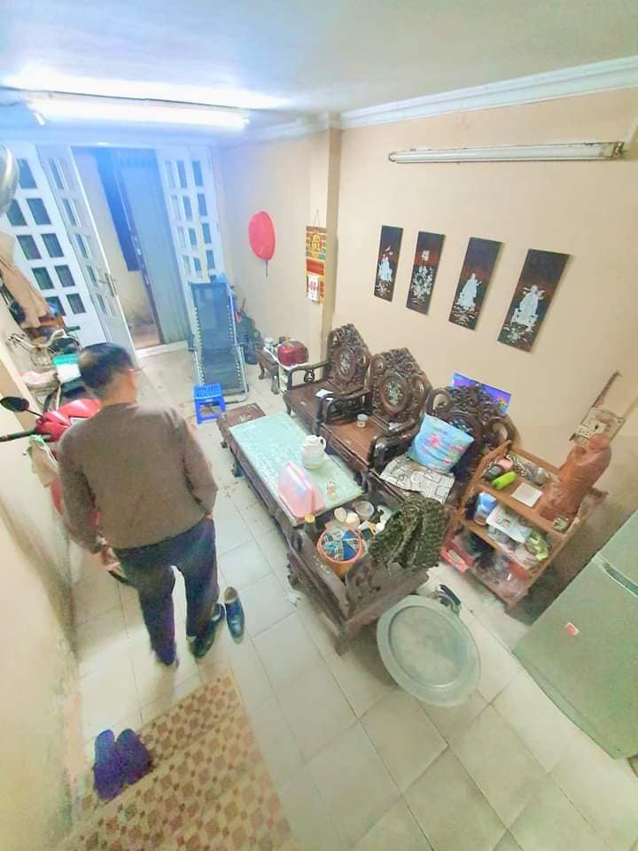 NHÀ GẦN HỒ LINH QUANG QUẬN ĐỐNG ĐA DT:26M2 4 TẦNG GIÁ HƠN 2 TỶ SỔ VUÔNG VẮN 10M RA MẶT PHỐ .