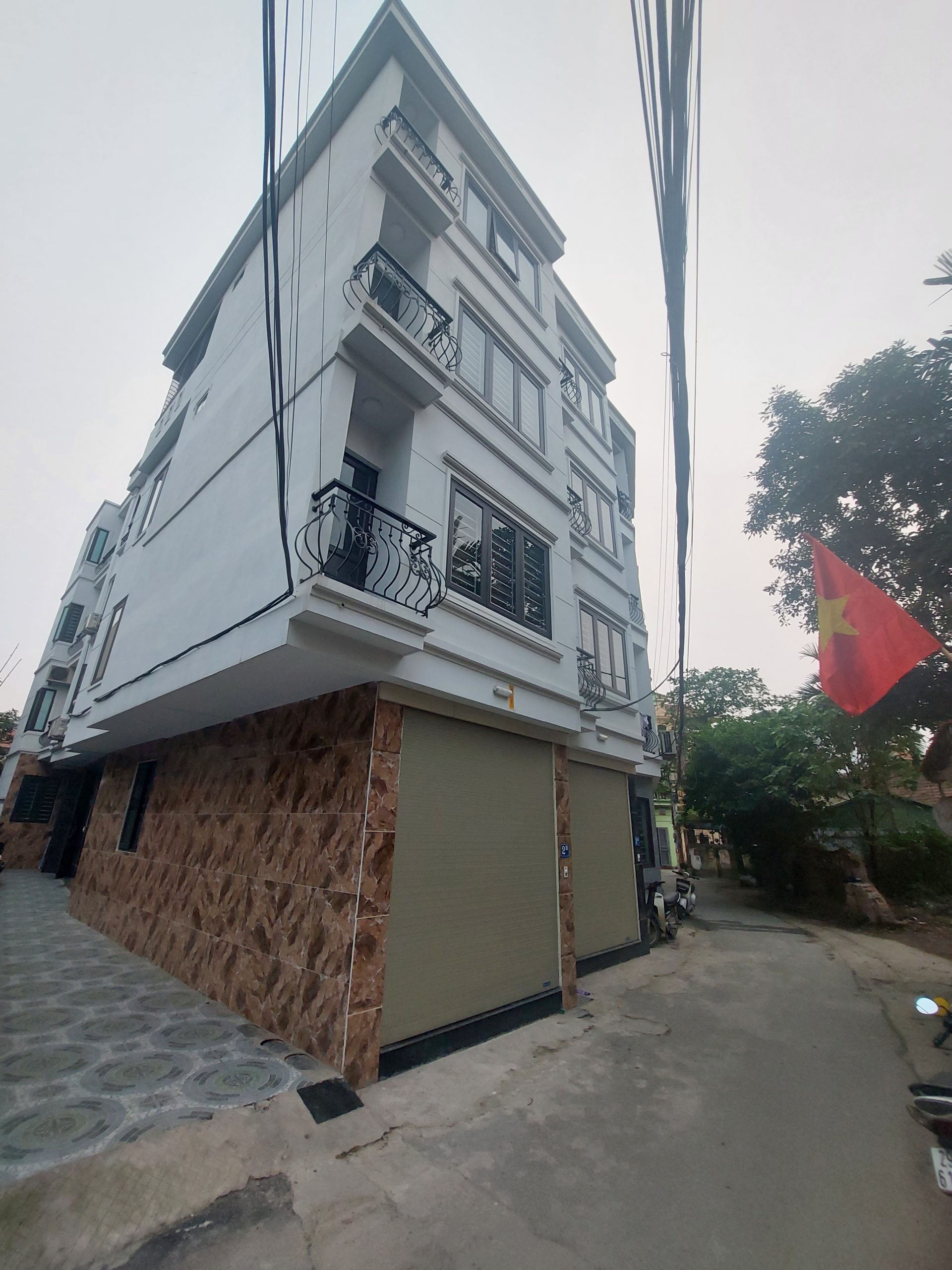 Bán gấp nhà mới lai xá 42x6 tầng Thang máy, lô goc,KD, XE TẢI