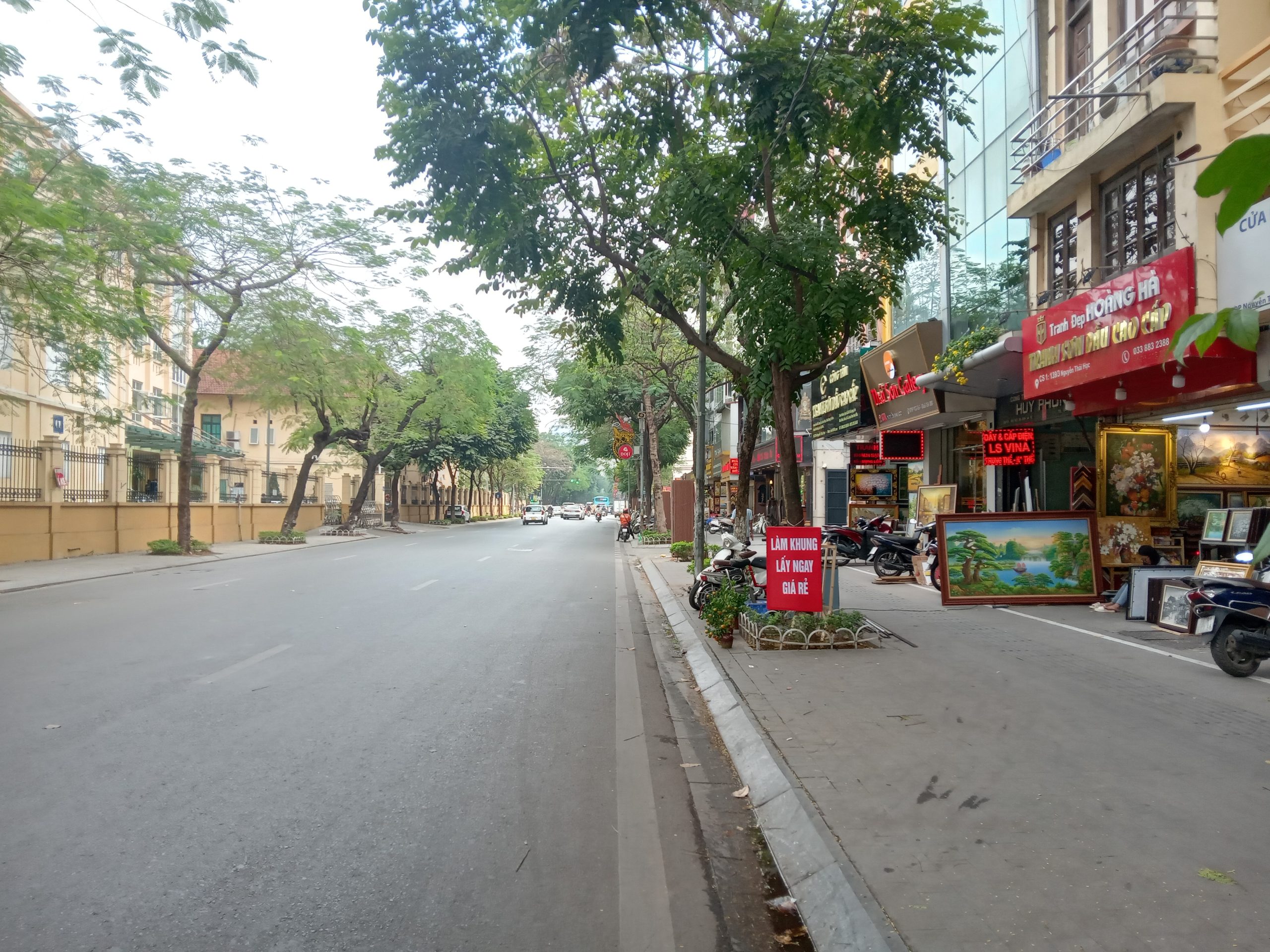 Mặt phố víp - Trung tâm quận Ba Đình - Nhà đẹp - Vỉa hè bao la - kinh doanh vô đối.