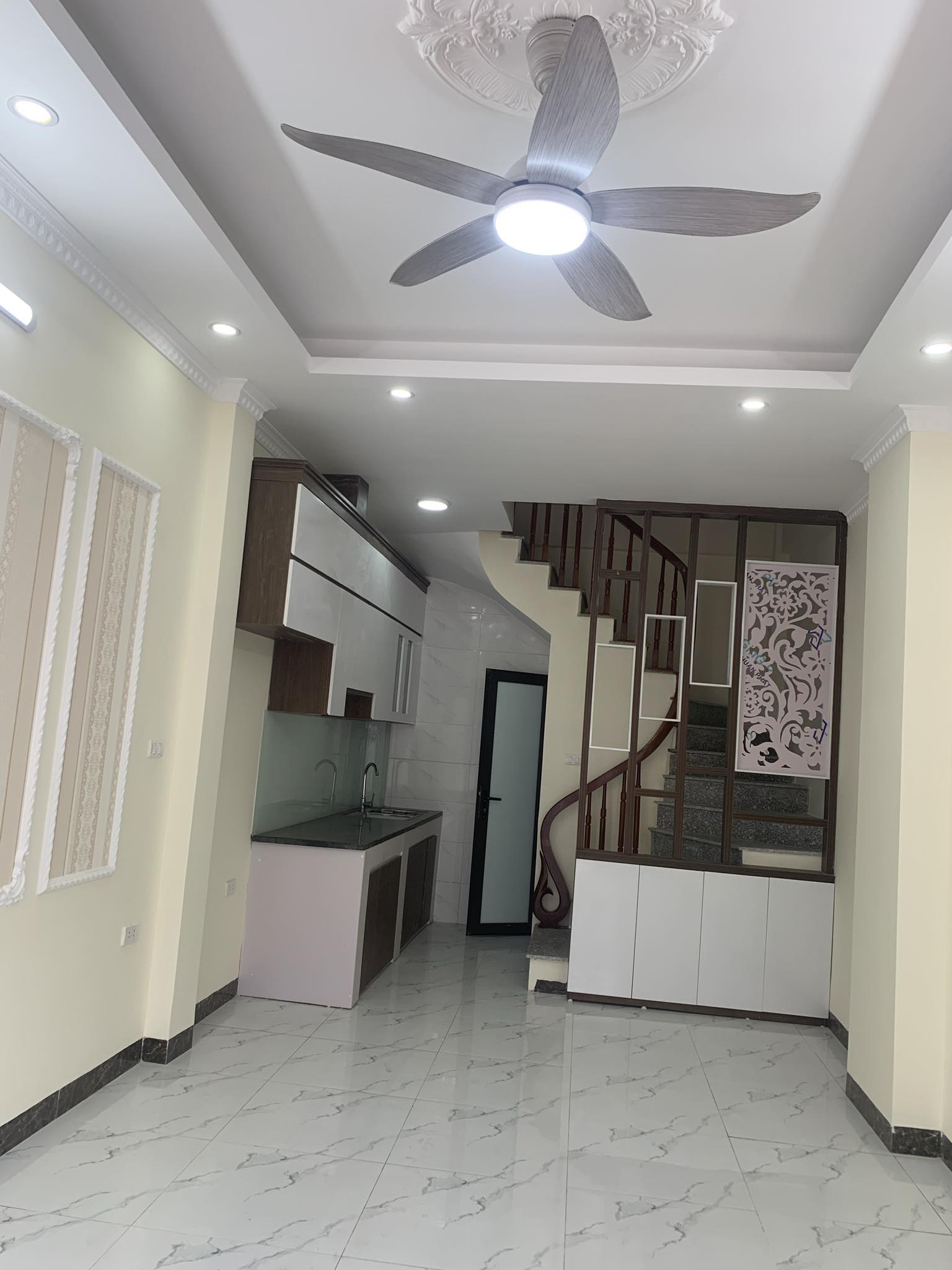 Bán nhà 3 diện tích 40m2 tầng trong đê Đông Dư giá 2.45 tỷ