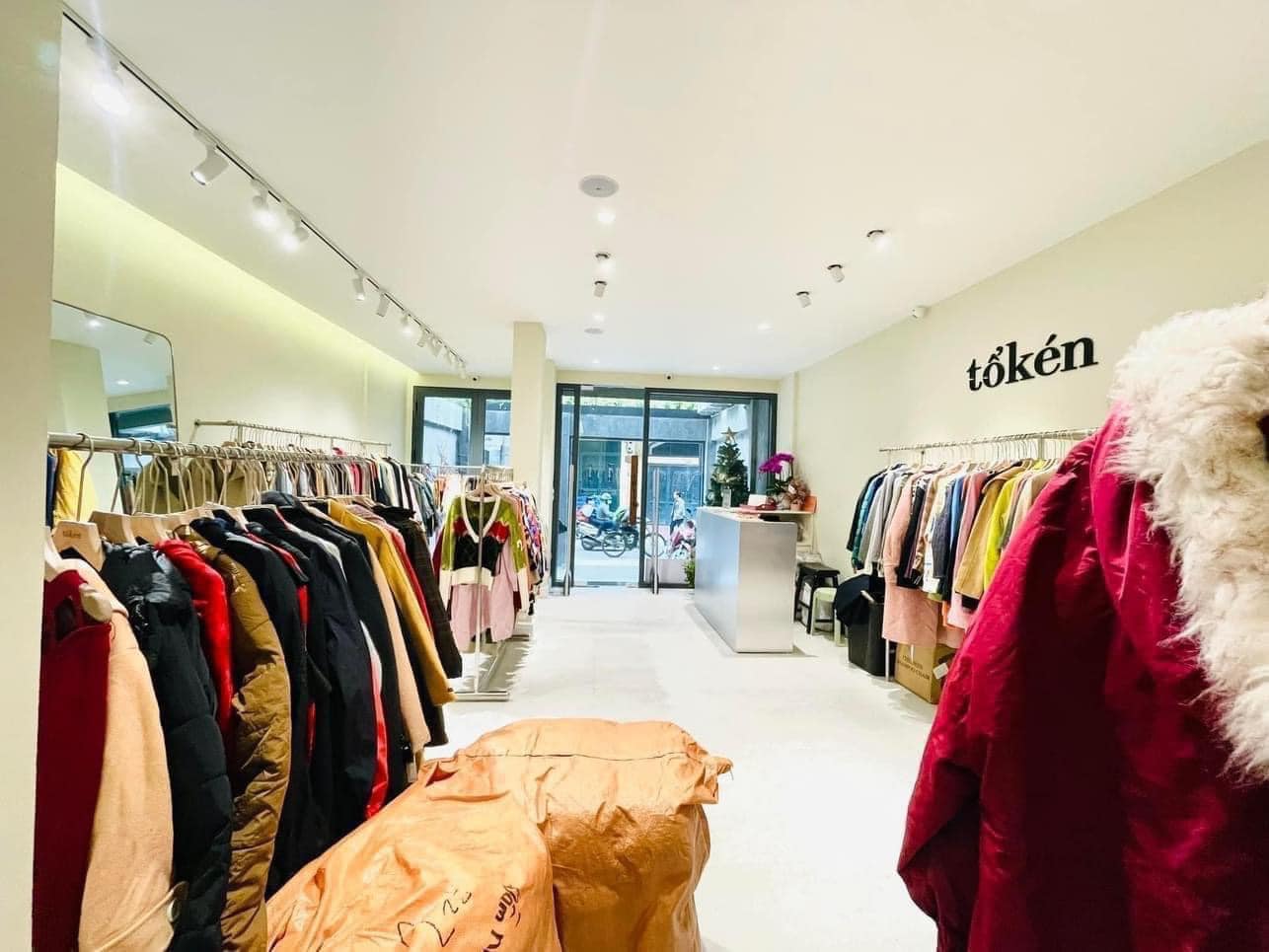 Nhà mặt phố Hoàng Câu, Đống Đa, 90m2, MT: 5,5m, vỉa hè, kinh doanh tập nập