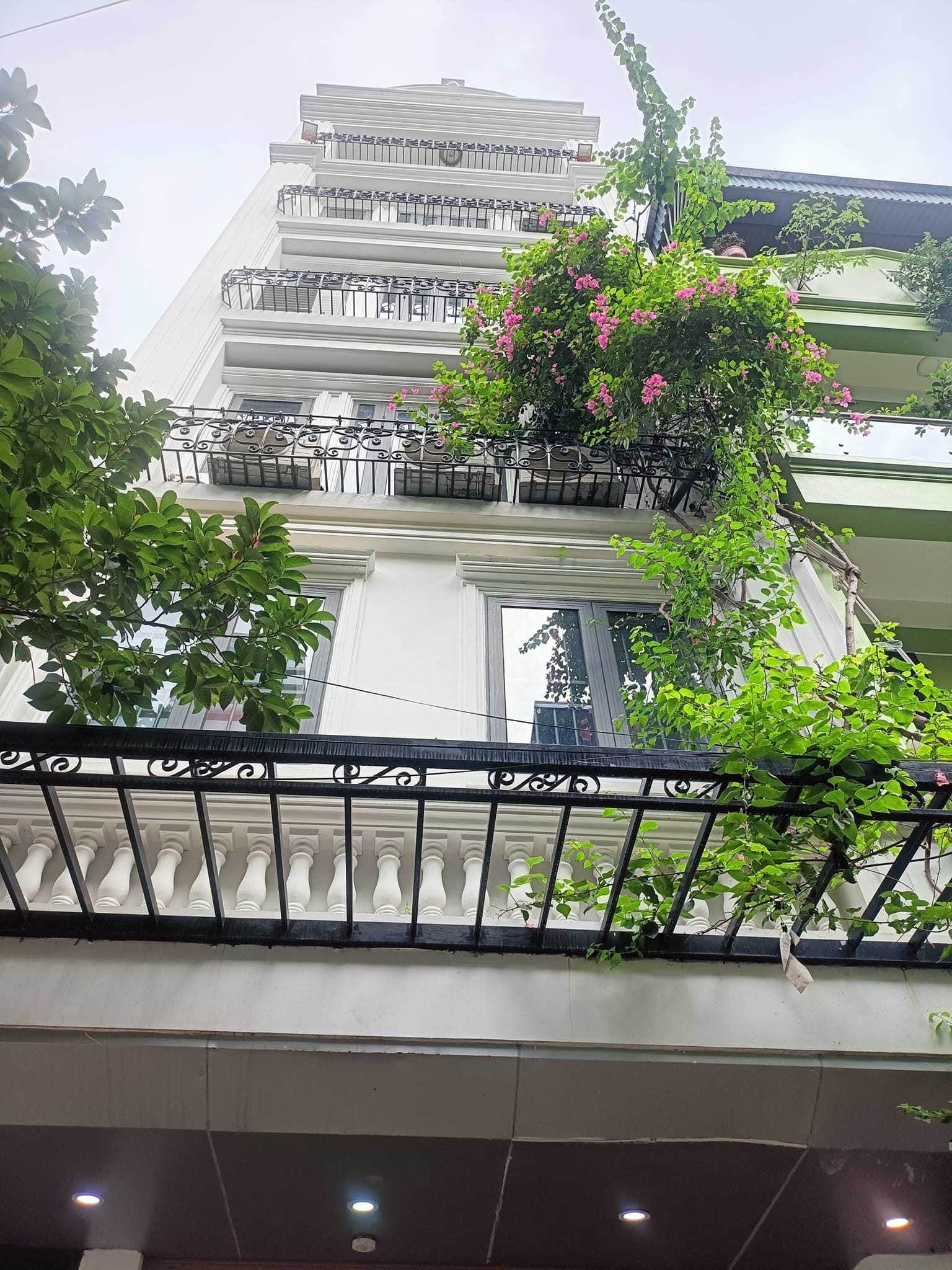 Bán nhà mặt phố Cao Bá Quát, Ba Đình, lô góc 2 mặt ngõ, ô tô vào nhà, kinh doanh tốt. Giá 29 tỷ