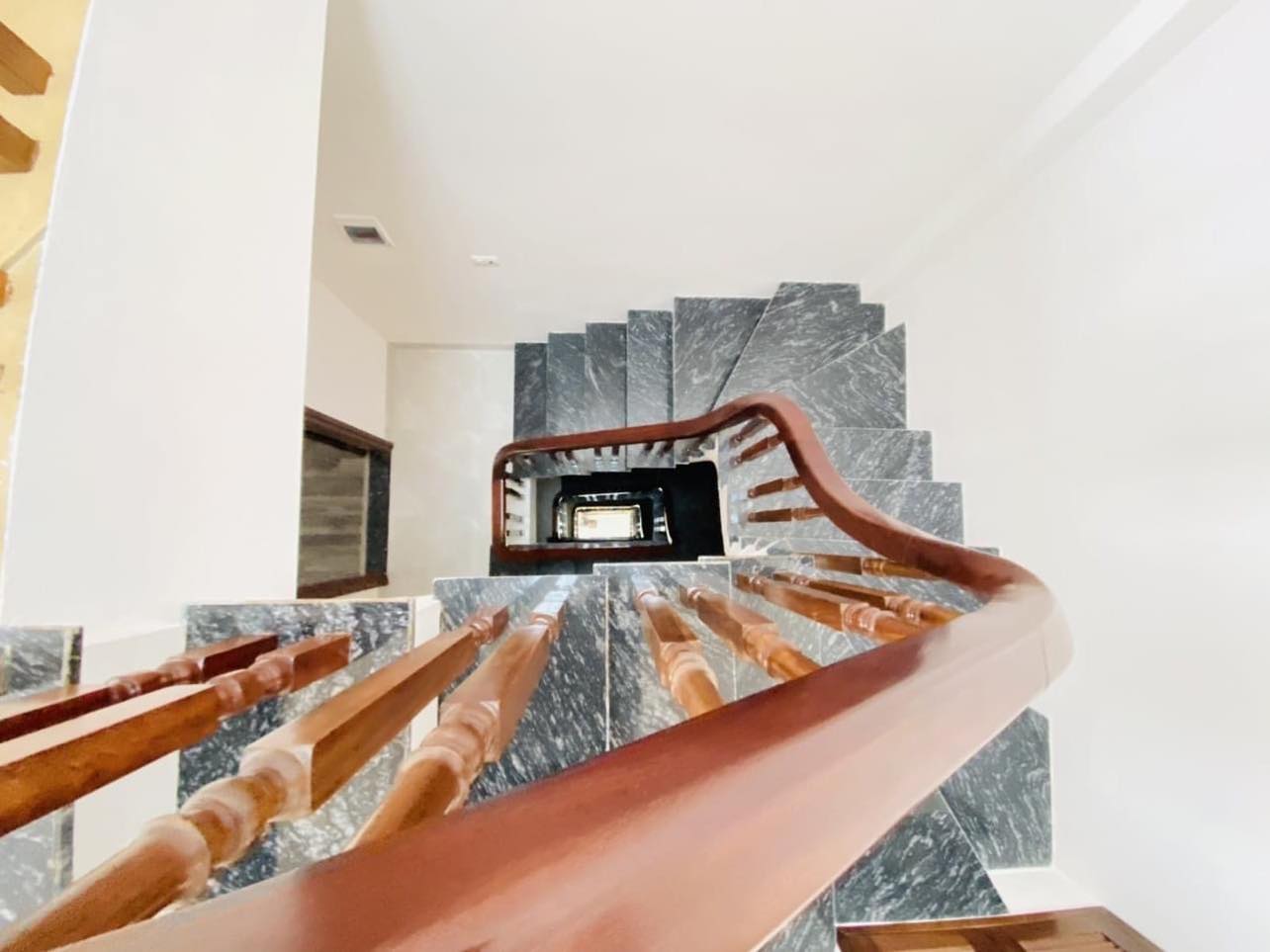 BÁN NHÀ NGÕ 89 LẠC LONG QUÂN CẦU GIẤY THÔNG TỨ PHÍA 63M2 X 4T MT6,3M GIÁ CHỈ 150TR1M