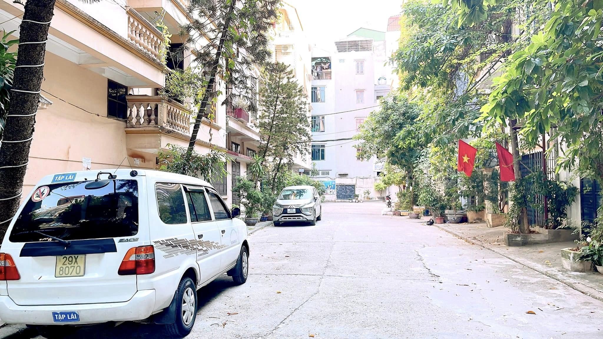 Bán đất ngõ 651 Minh Khai, 60m2, mặt tiền 4.8m, 12 tỷ, ô tô tải tránh, vỉa hè