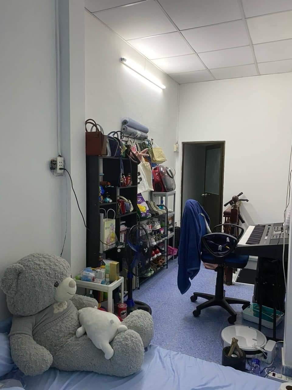 - NGUYỄN VĂN CÔNG - P3 - NHÀ NHỎ 3 TẦNG -2PN - HẺM 3m - SÁT MẶT TIỀN. DT 22m2 ( 2.4 x 10 ) 2.1 Tỷ..