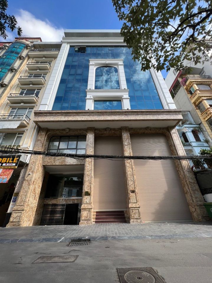 TÒA NHÀ ĐẲNG CẤP MẶT PHỐ QUẬN CẦU GIẤY MỚI TINH - THIẾT KẾ HIỆN ĐẠI , 550m2, MẶT TIỀN 16m