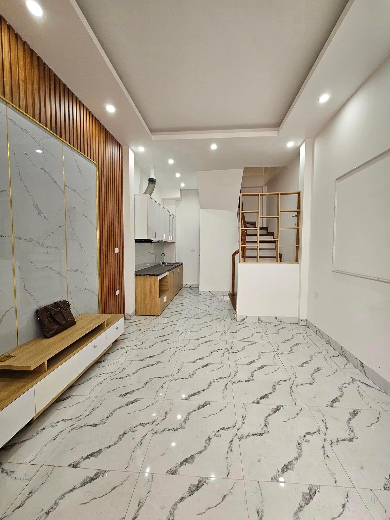 Bán nhà Linh Lang, Ba Đình, dt 40m, lô góc, ô tô lùi cửa, ngõ trước nhà rộng 3m. Giá 5.85 tỷ