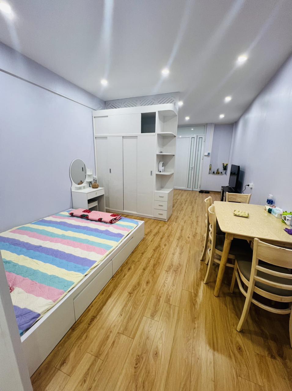 Bán TT ĐHSP Trần Quốc Hoàn 50m 2PN, sửa sang đẹp, ô tô đỗ dưới, nhỉnh 2 tỷ