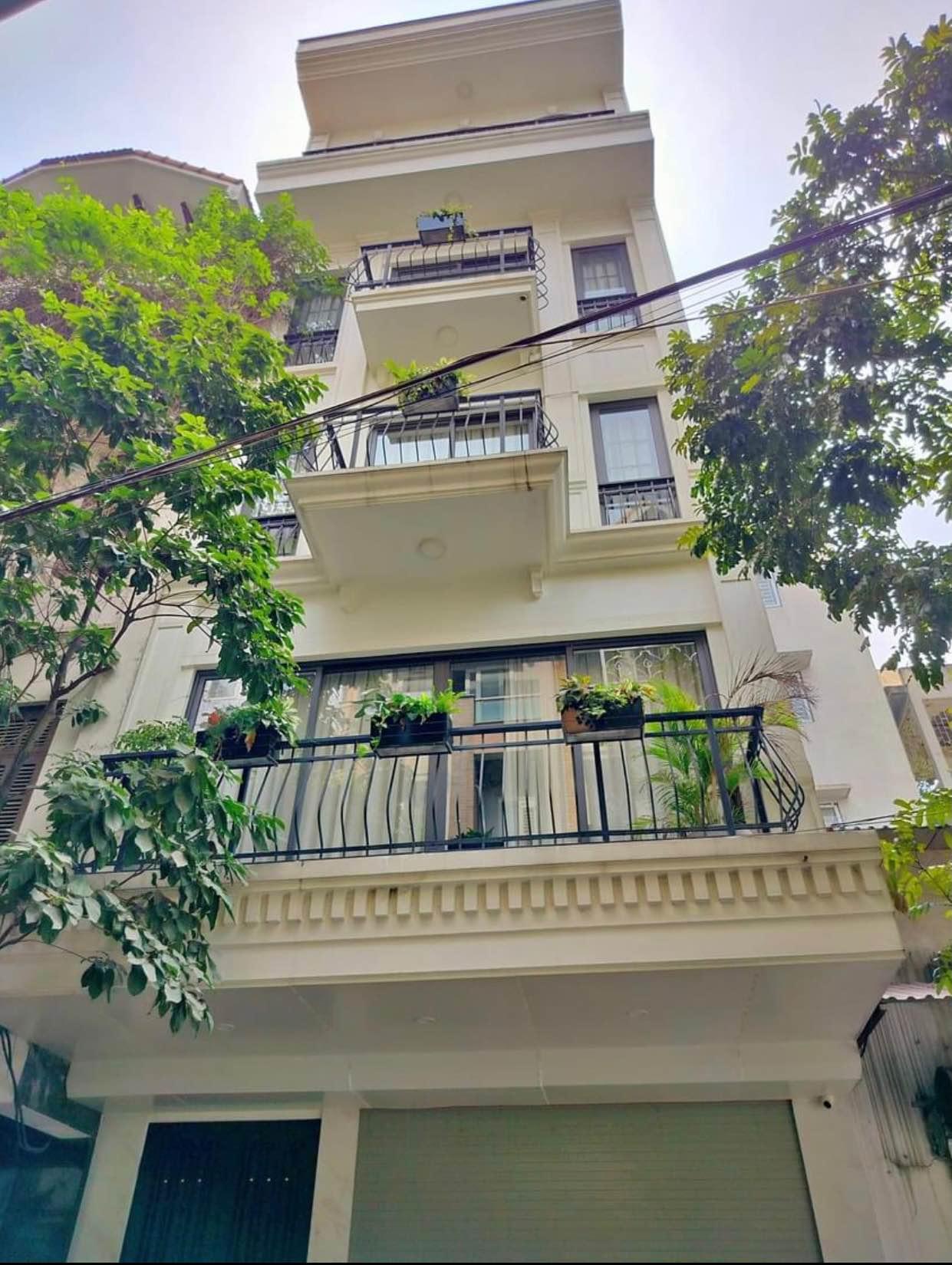 Bán nhà Võng Thị, Tây Hồ, dt 52m, lô góc 3 mặt thoáng sáng, gần Hồ Tây. Giá 5.6 tỷ