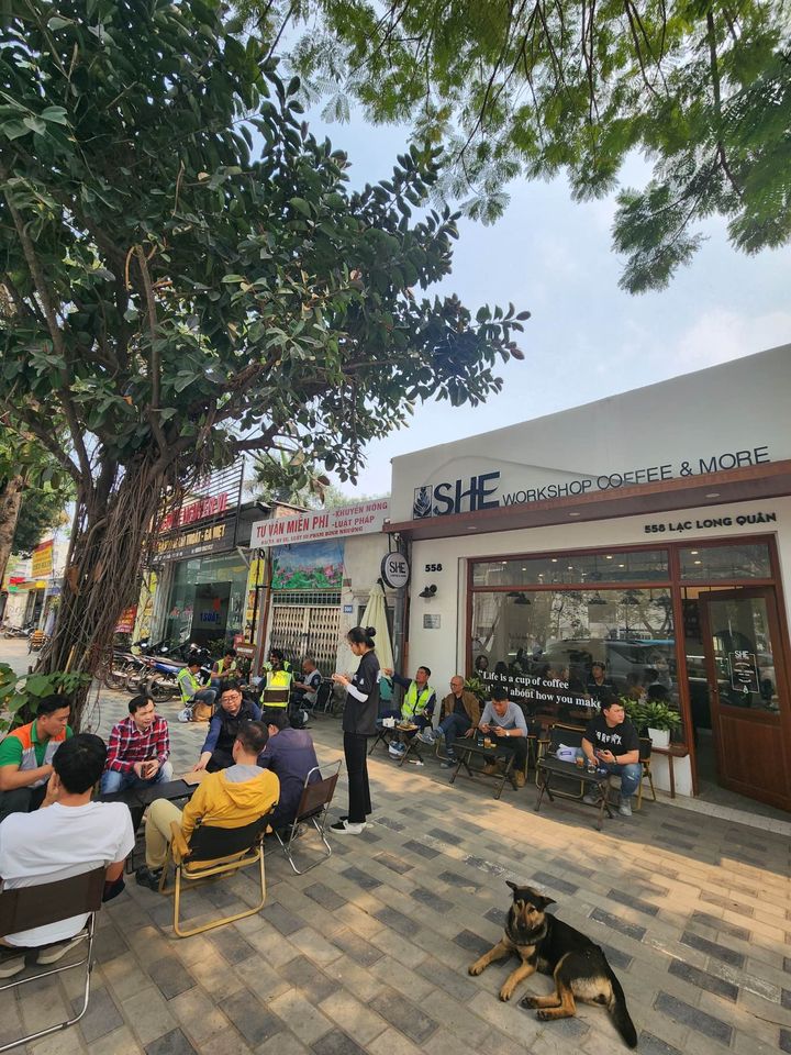 Sang Nhượng quán cà phê khu vực Lạc Long Quân ( Đối diện Lotte Mall )