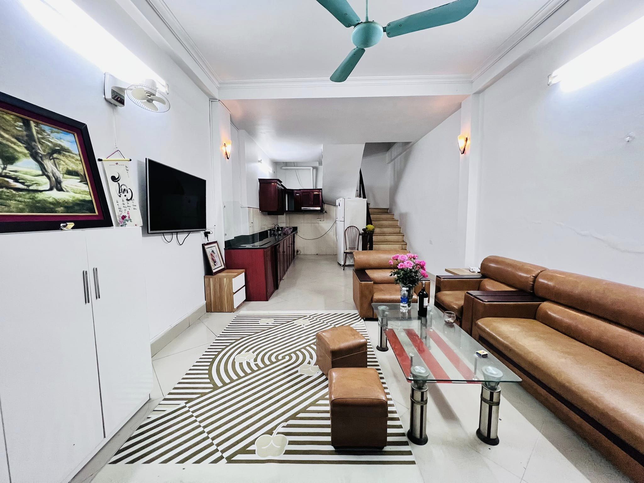 Ngõ thông, nhà dân xây Dương Đình Nghệ-Yên Hòa 40m 5T, ba gác qua cửa, hơn 5 tỷ