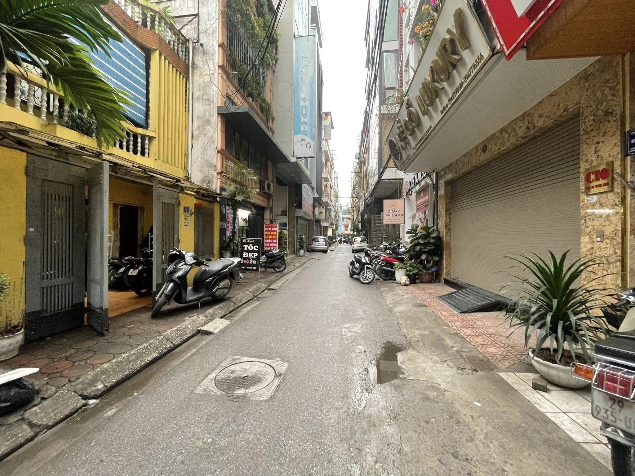 PHÂN LÔ - VỈA HÈ - Ô TÔ TRÁNH - GARA - KD ĐỈNH 85m2, MT 5.5m, Giá 25 Tỷ Trung Kính - Cầu Giấy