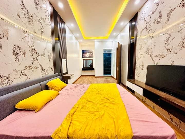 VÀI BƯỚC RA PHỐ CỔ ĐẸP LUNG LINH - NHÀ DT:45M2 5 TẦNG 4 P NGỦ MT:3.7M + FUN NỘI THẤT XỊN KHÁCH VỀ Ở LUÔN - PHỐ CẦU ĐẤT