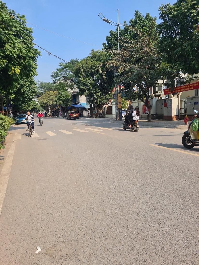 Mặt phố tứ liên.32m2, Vỉa hè 4m. 4 tầng, MT 4,2M có 8,2 tỷ