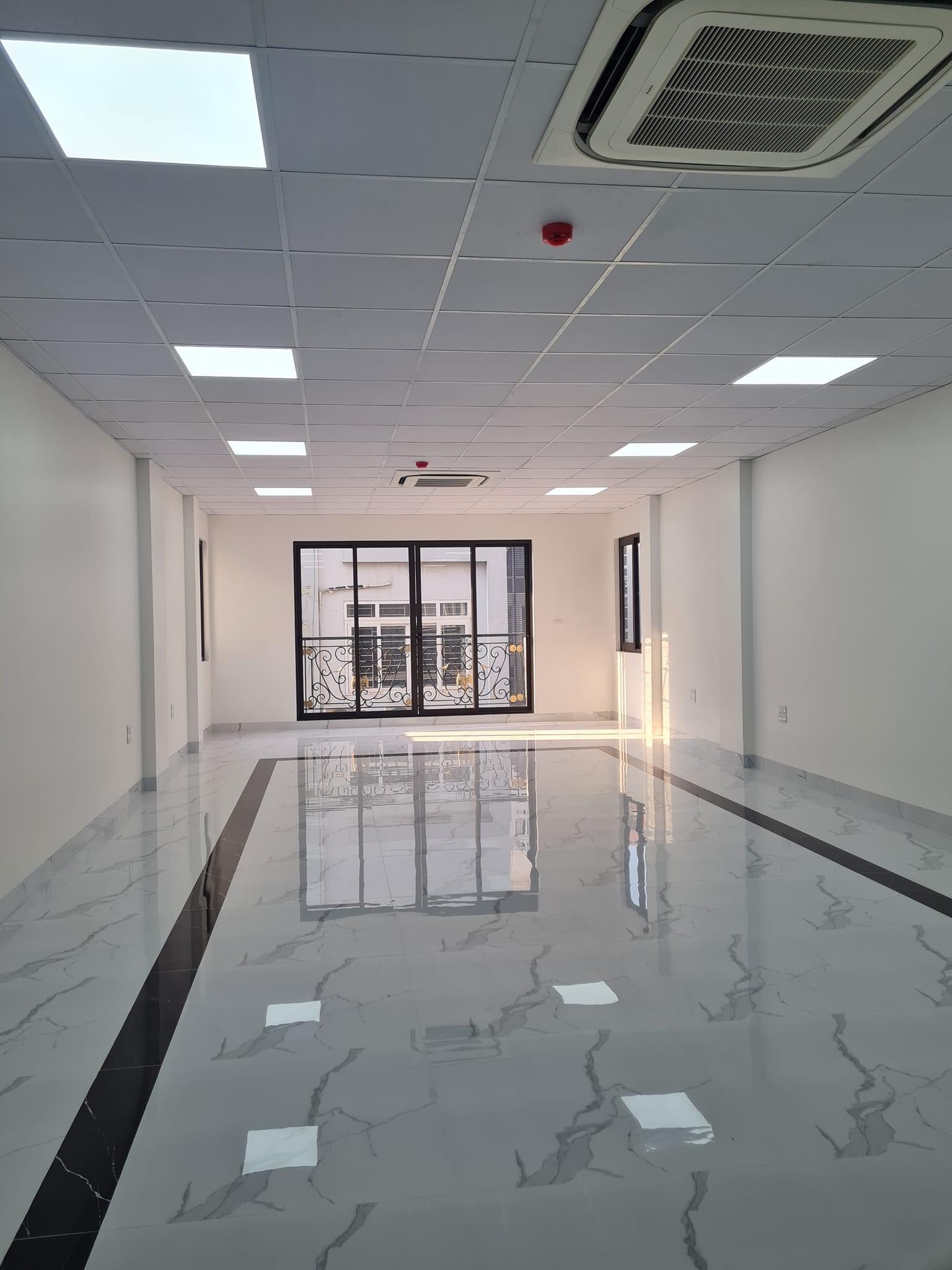 CHỈ 18 TỶ SỞ HỮU NHÀ VỊ TRÍ ĐẮC ĐỊA, SÁT PHỐ, Ô TÔ TRÁNH, VỈA HÈ, KINH DOANH ĐỈNH PHỐ TRUNG KÍNH.