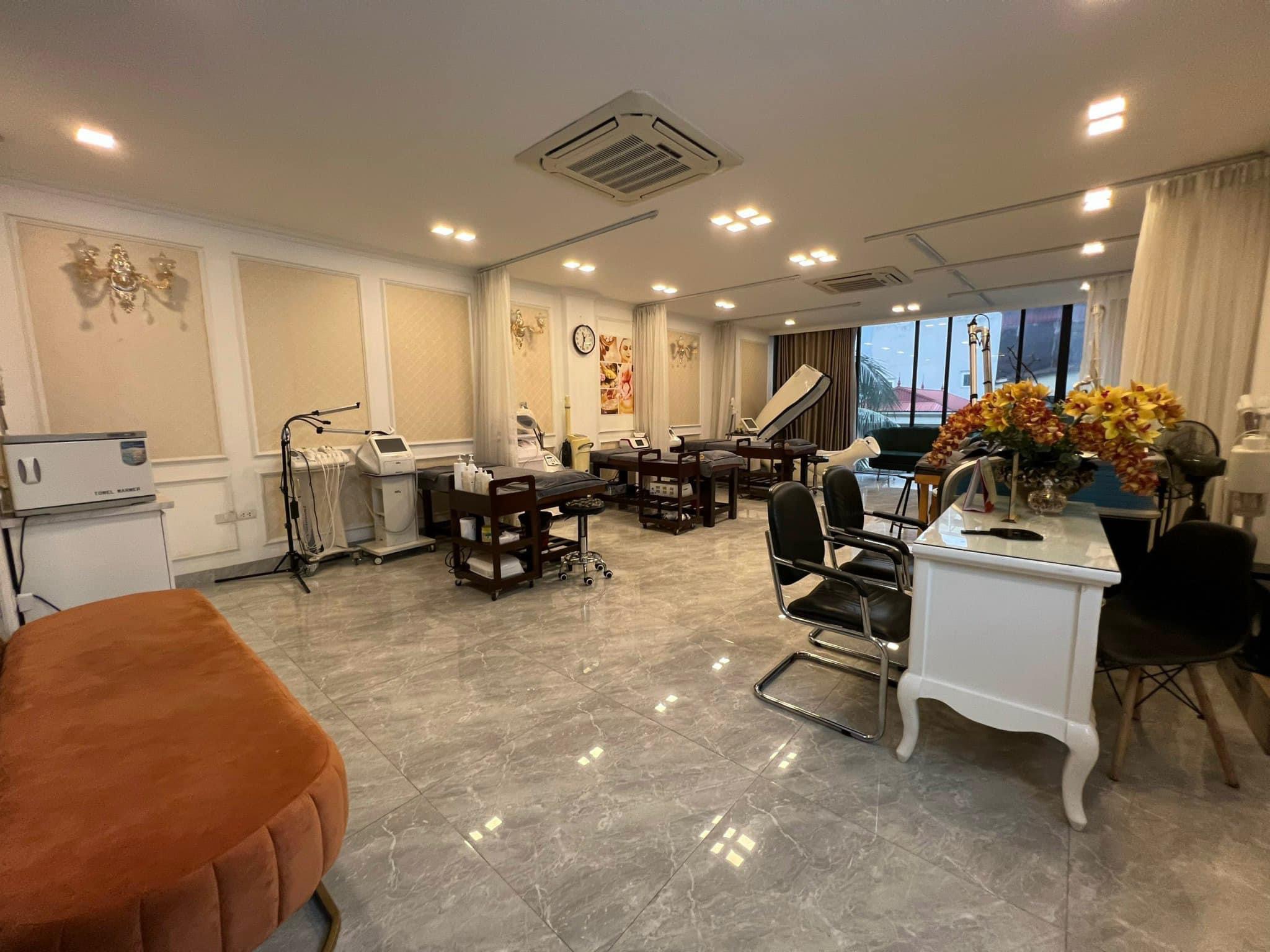 BÁN NHÀ VỊ TRÍ ĐẮC ĐỊA, MT TO, THANG MÁY, Ô TÔ TRÁNH, KINH DOANH KHỦNG QUẬN CẦU GIẤY.