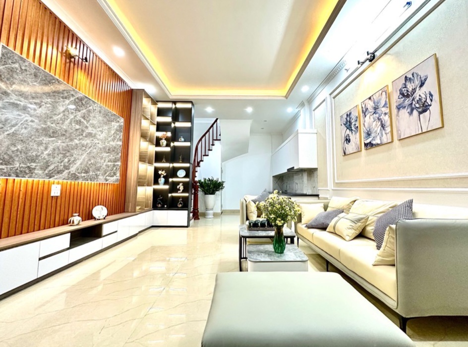 NHÀ ĐẸP LUNG LINH – PHỐ TRUNG KÍNH – NỘI THẤT SANG CHẢNH – 5 TẦNG FULL TRẦN – 39M2, 5.95 TỶ